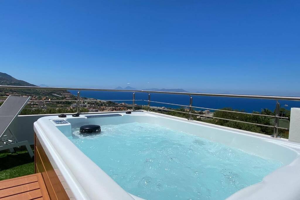 Loft Incantevole Con Idromassaggio Esterno Privato Patti Kültér fotó